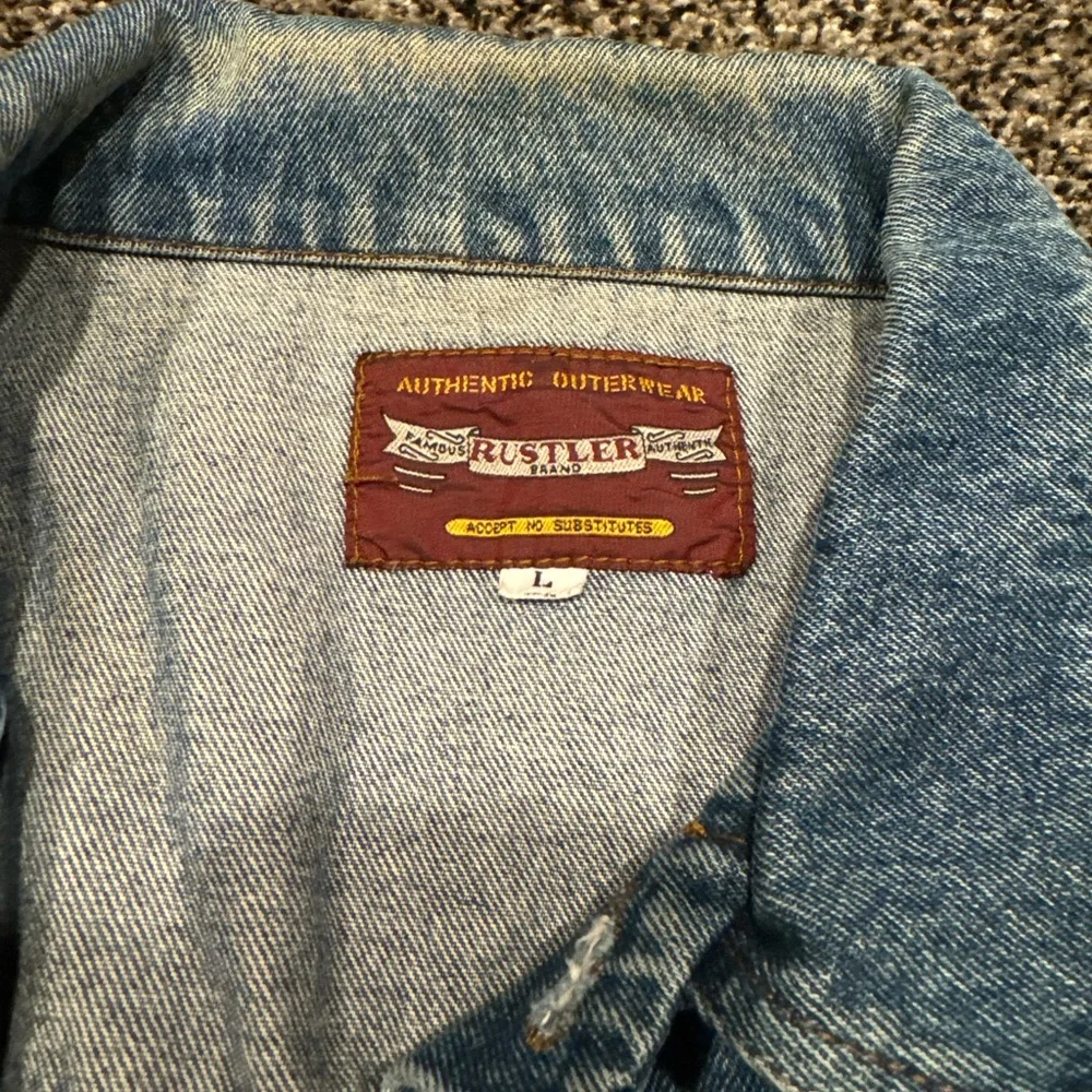 Perfectly worn distressed vintage Rustler Dark Wash Denim Jacket Size Large